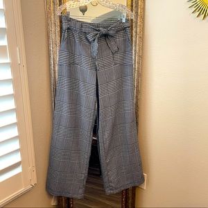 NY&Co Woman’s black & white wide leg dress pants.